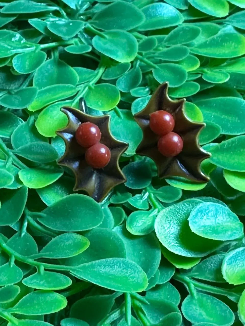 1950’s VTG Holly SCREWBACK festive earrings
